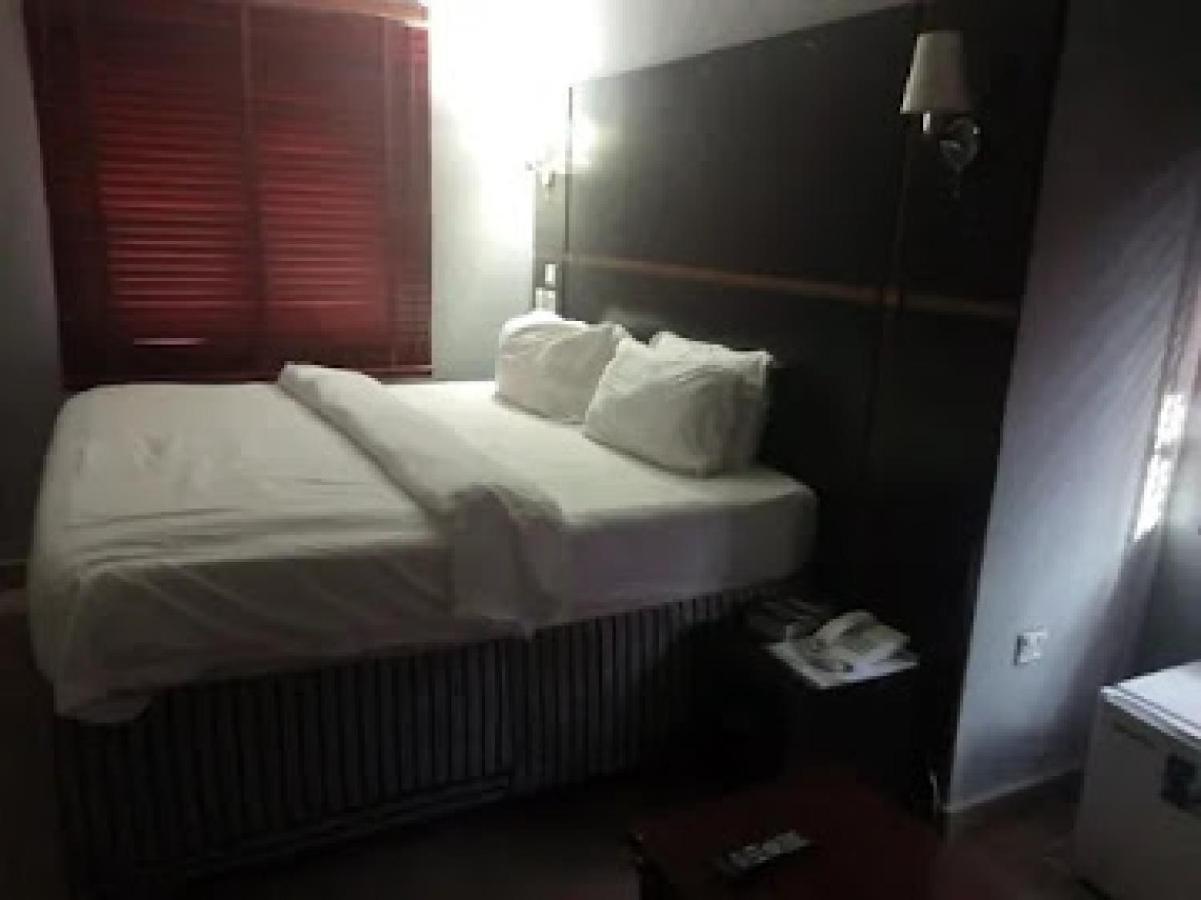 Room In Lodge - All Seasons Hotel-Owerri Buitenkant foto