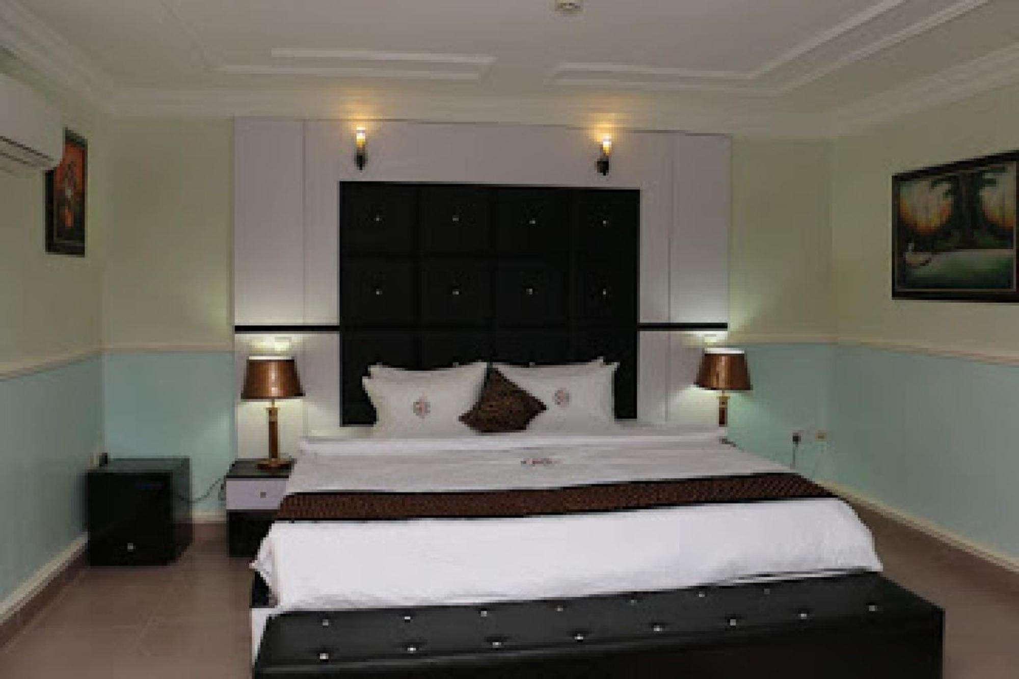 Room In Lodge - All Seasons Hotel-Owerri Buitenkant foto